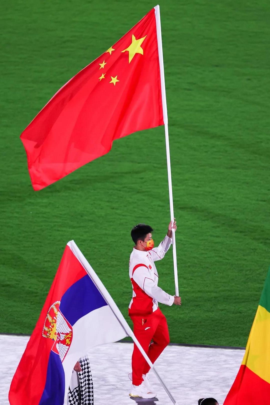 苏炳添作为中国代表团旗手高举五星红旗出场